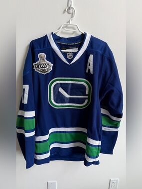 Reebok Vancouver Canucks jersey 
Ryan Kessler #17